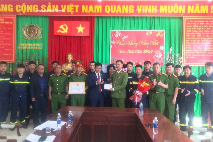 Lãnh đạo TP Đà Lạt khen thưởng tập thể cán bộ và chiến sĩ Đội Chữa cháy và cứu nạn cứu hộ khu vực 1, Phòng PC07, Công an tỉnh Lâm Đồng.