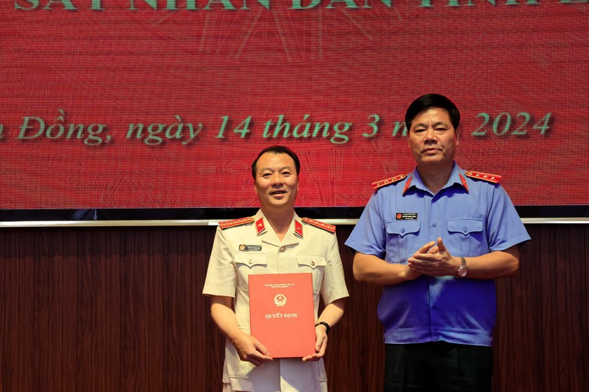 Ông Nguyễn Thành Minh (bên trái) được bổ nhiệm giữ chức Viện trưởng Viện KSND tỉnh Lâm Đồng.