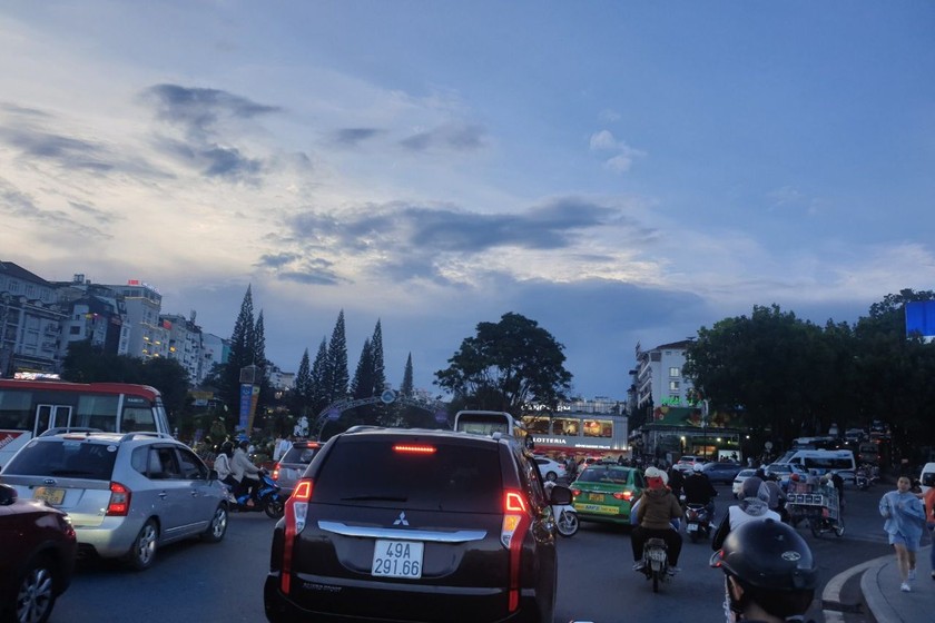 Tình trạng "xe dù, bến cóc", “xe trá hình tuyến cố định” gây ùn tắc giao thông, mất mỹ quan đô thị Đà Lạt. 