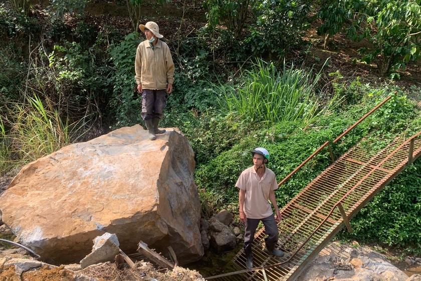 Khối đá từ khu vực mỏ Thái Sơn rơi xuống khu vực người dân canh tác. 