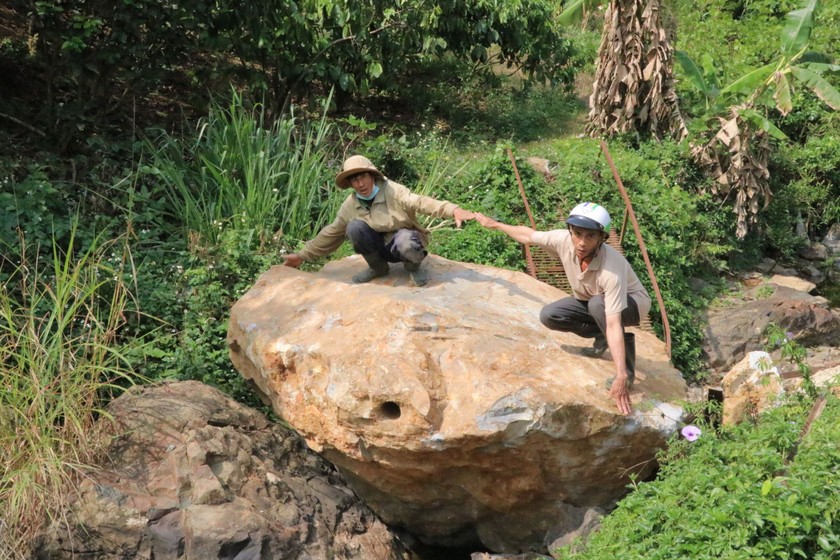 Khối đá hàng chục tấn rơi xuống khu vực người dân canh tác nông nghiệp.