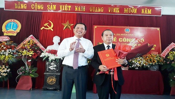 Đồng chí Nguyễn Văn Du (Phó Chánh án Tòa án nhân dân tối cao) trao quyết định bổ nhiệm Chánh án Tòa án nhân dân tỉnh Thừa Thiên Huế cho đồng chí Nguyễn Văn Bường.