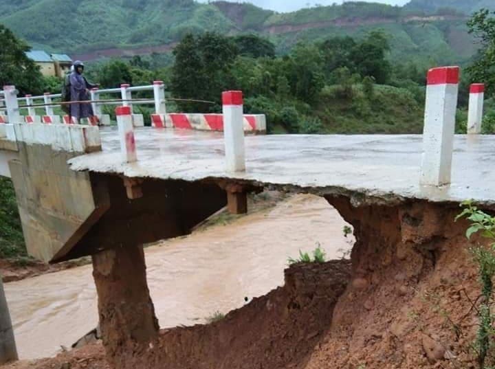 Cầu A La, xã Ba Nang, huyện Đakrông bị xói lở, vô cùng nguy hiểm