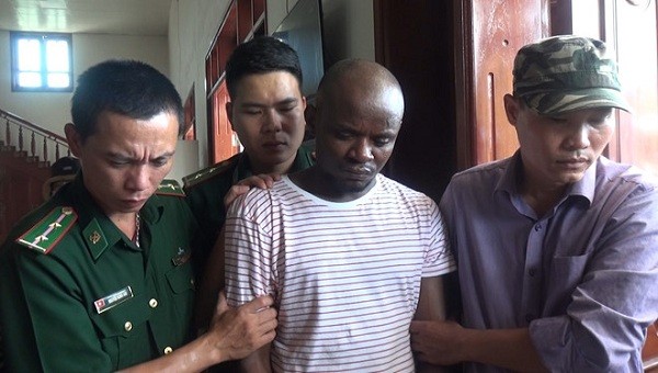 Đối tượng Omeje Jonson Chibuzo (29 tuổi, quốc tịch Nigeria) bị bắt giữ