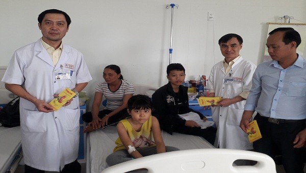 Lãnh đạo trung tâm nhi khoa cùng nhà báo Quang Tám thăm hỏi và tặng quà cho các cháu