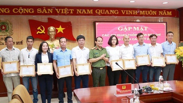 Nhà báo Quang Tám (Áo xanh đậm) là 1 trong 10 nhà báo được Đại tá Nguyễn Quốc Đoàn trao tặng giấy khen vì có thành tích trong công tác phối hợp tuyên truyền năm 2019