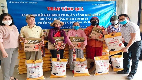 Tặng 200 phần quà cho những hộ dân khó khăn ở Thừa Thiên - Huế