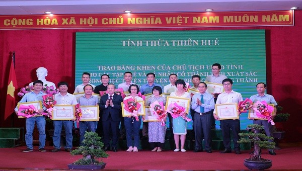 Nhà báo Nguyễn Quang Tám (ngoài cùng bên phải) - đại diện Văn phòng đại diện báo PLVN khu vực Bình Trị Thiên nhận bằng khen.