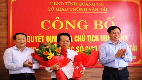 Lãnh đạo Tỉnh ủy, UBND tỉnh Quảng Trị tặng hoa chúc mừng tân Giám đốc Sở GTVT.