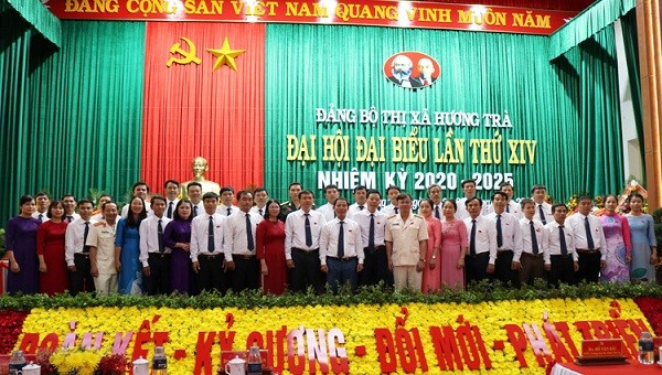 Ban Chấp hành Đảng bộ thị xã Hương Trà khóa XIV, nhiệm kỳ 2020 - 2025 ra mắt nhận nhiệm vụ