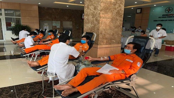 CBCNV-NLĐ Công ty Điện lực Thừa Thiên Huế tham gia hiến máu tình nguyện ngay tại cơ quan mình.