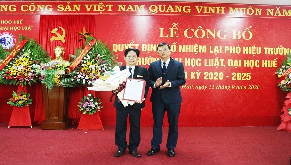 TS Trương Quý Tùng (Phó Giám đốc ĐH Huế) trao quyết định bổ nhiệm cho PGS.TS Nguyễn Duy Phương.