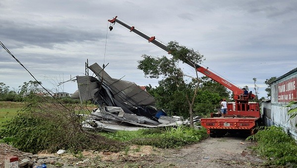 Mái tôn của một cây xăng ở phường Hương Xuân, thị xã Hương Trà bay xa hàng chục mét