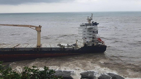 Khu vực ghềnh đá ở Bãi Chuối hiện đang có  sóng to, mưa lớn nên công việc tiếp cận và tìm cách lên tàu gặp nhiều khó khăn.