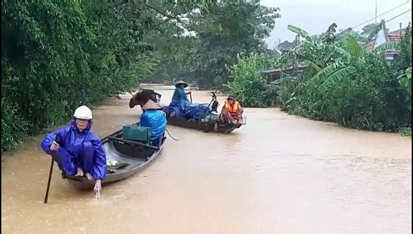Mực nước ở huyện Đakrông dâng cao, chảy xiết, rất nguy hiểm với việc đi lại.