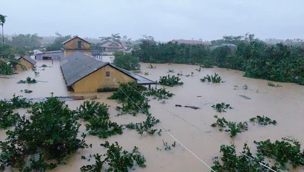 Mưa lớn kéo dài cả tuần qua khiến nhiều trường ở Huế ngập sâu.