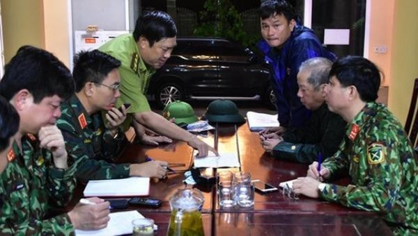 Ông Lê Ngọc Tuấn - Giám đốc Khu bảo tồn thiên nhiên Phong Điền trình bày với lãnh đạo tỉnh Thừa Thiên - Huế và Quân khu 4 về tình hình, phương án tiếp cận thủy điện Rào Trăng 3, tìm kiếm toàn bộ số người đang mất liên lạc. Ảnh: SGGP