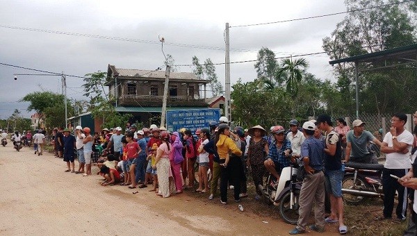 Người dân huyện Phong Điền bàn hoàng khi hay tin Chủ tịch huyện nhà gặp nạn.
