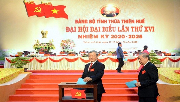 Bí thư Tỉnh ủy Lê Trường Lưu và Chủ tịch UBND tỉnh Phan Ngọc Thọ bỏ phiếu bầu Ban Chấp hành Đảng bộ tỉnh nhiệm kỳ 2020-2025.