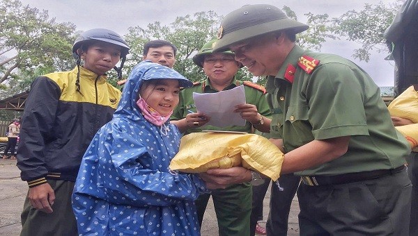 Đại tá Nguyễn Văn Thanh, Giám đốc Công an tỉnh Quảng Trị tặng quà cho bà con vùng bị ngập lụt.