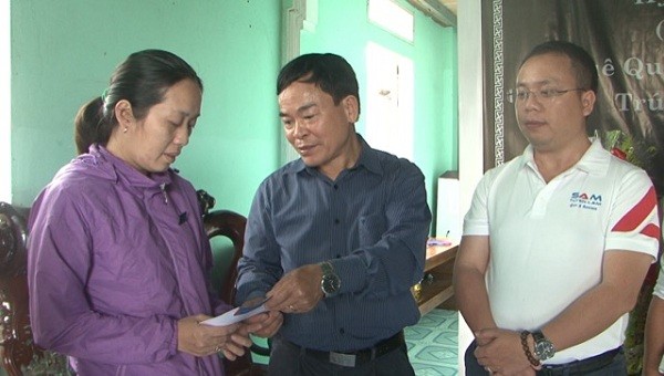Động viên, chia buồn và trào quà cho vợ liệt sỹ Trần Minh Hải.

​