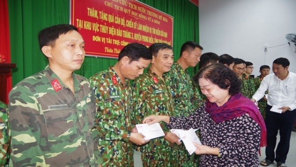 Bà Trương Mỹ Hoa đã trao tặng trên 170 suất quà cho lực lượng tham gia cứu hộ, cứu nạn.