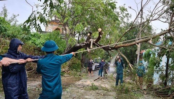 LLVT thành phố Huế giúp địa phương khắc phục hậu quả sau bão