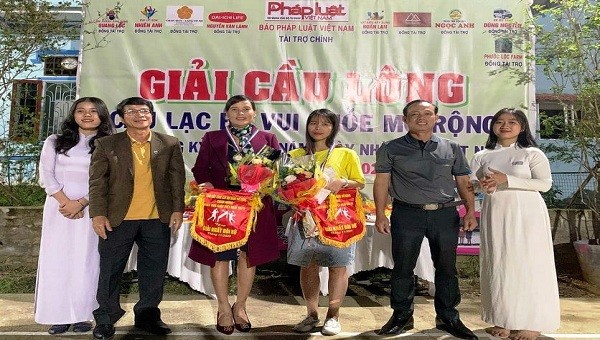Nhà báo Nguyễn Quang Tám cùng ông Hồ Trọng Cầu (Trưởng Ban dân vận huyện ủy Phú Lộc) trao giải nhất cho đôi nữ.