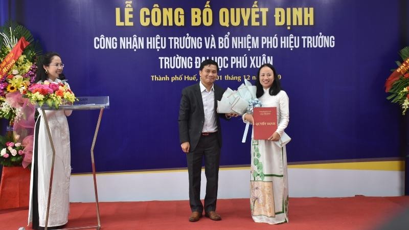 Ông Nguyễn Quốc Toàn (Chủ tịch Tập đoàn Giáo dục EQuest, thành viên Hội đồng Trường Đại học Phú Xuân) trao Quyết định công nhận cho tân Hiệu trưởng.
