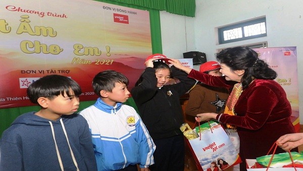  Bà Ninh Thị Hồng (Phó Chủ tịch Thường trực Hội) trao quà cho các em