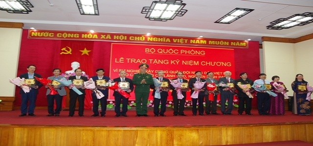 Thừa ủy quyền của Bộ quốc phòng, Thiếu tướng Nguyễn Đức Hóa – Phó Chính ủy Quân khu 4 trao tặng kỷ niệm chương cho các đồng chí lãnh đạo, nguyên lãnh đạo tỉnh Thừa Thiên Huế.