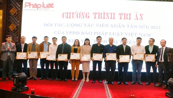Trao giấy chứng nhận cho đối tác, cộng tác viên đã có những đóng góp tích cực với Văn phòng Báo PLVN khu vực Bình Trị Thiên.