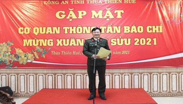 Thượng tá Nguyễn Thanh Tuấn (Giám đốc Công an tỉnh Thừa Thiên Huế) bày tỏ sự ghi nhận những đóng góp hết sức quan trọng của các cơ quan thông tấn báo chí. 