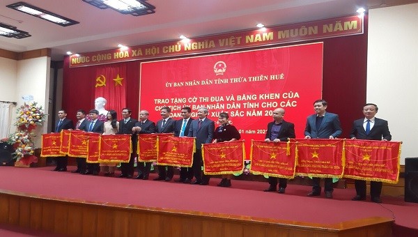 Công ty điện lực Thừa Thiên Huế nhận bằng khen của UBND tỉnh về đơn vị dẫn đầu phong trào thi đua năm 2020.