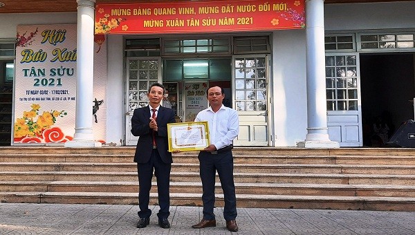Nhà báo Nguyễn Quang Tám (Trưởng Văn phòng đại diện Báo PLVN khu vực Bình Trị Thiên) nhận giấy khen từ Trưởng Ban Tuyên giáo Tỉnh ủy.