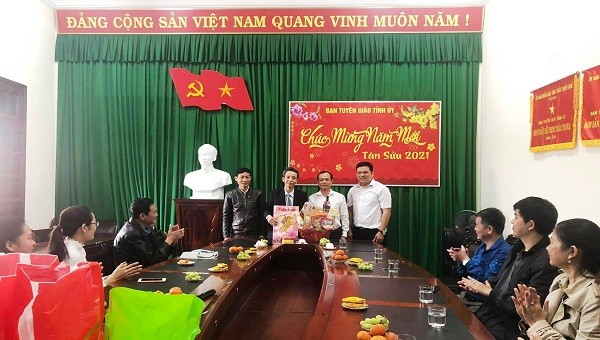 Nhà báo Nguyễn Quang Tám (Trưởng Văn phòng đại diện Báo PLVN khu vực Bình Trị Thiên) gửi lời cảm ơn và chúc tập thể Ban Tuyên giáo một năm mới nhiều sức khỏe, an khang thịnh vượng.