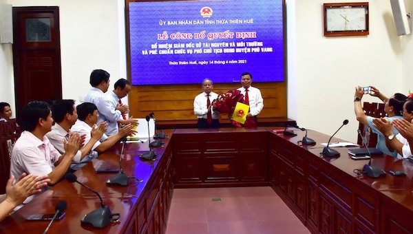 Chủ tịch UBND tỉnh Phan Ngọc Thọ trao quyết định cho ông Lê Bá Phúc.