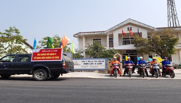 Điện lực A Lưới cùng PC Thừa Thiên Huế sẵn sàng trong "cuộc chíên" mùa nắng nóng.