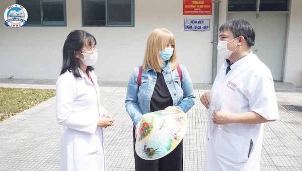 TS.BS Nguyễn Thanh Xuân - PGĐ BVTW Huế chúc mừng bệnh nhân nhiễm COVID-19 được ra viện trong đợt dịch đầu tiên tại Huế