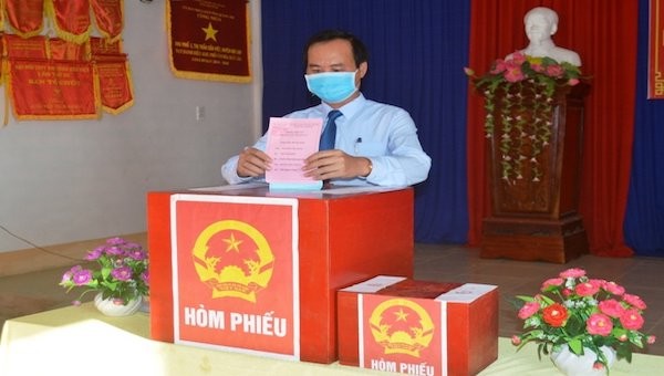 Chủ tịch UBND tỉnh Võ Văn Hưng bỏ lá phiếu bầu cử đầu tiên tại Tổ bầu cử số 1, thị trấn Gio Linh, huyện Gio Linh