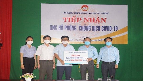 Uỷ ban Mặt trận Tổ quốc Việt Nam tỉnh Thừa Thiên Huế tiếp nhận quyên góp từ điện lực Thừa Thiên Huế.