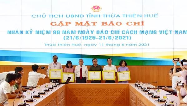 Nhà báo Nguyễn Quang Tám (đứng thứ hai từ phải qua) - đại diện Văn phòng báo PLVN khu vực Bình Trị Thiên nhận bằng khen.