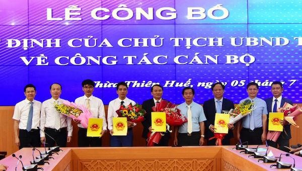 Chủ tịch UBND tỉnh Nguyễn Văn Phương (thứ 4 từ phải sang) cùng các Phó Chủ tịch UBND tỉnh trao quyết định, tặng hoa chúc mừng các cá nhân vừa được bổ nhiệm.