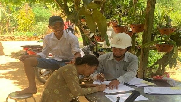 CBCNV điện lực hướng dẫn người dân ở Bình Sơn các thủ tục cấp điện