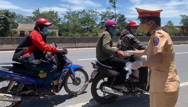 CSGT Quảng Trị tiếp tế nhu yếu phẩm cho đoàn xe máy về quê tránh dịch đi qua địa bàn
