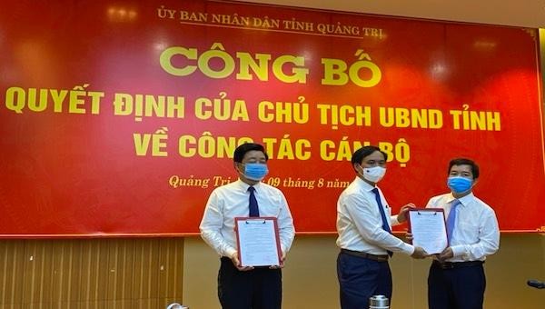 Ông Ngô Quang Chiến (trái ảnh) và ông Lê Tiến Dũng (phải ảnh) nhận quyết định bổ nhiệm của Chủ tịch UBND tỉnh Quảng Trị.