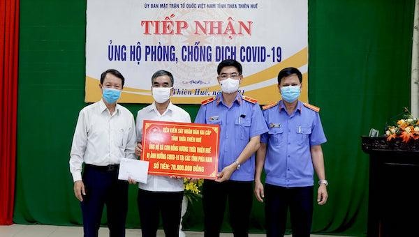 Đại diện VKSND tỉnh Thừa Thiên Huế trao số tiền ủng hộ cho Uỷ ban Mặt trận Tổ quốc Việt Nam tỉnh Thừa Thiên Huế