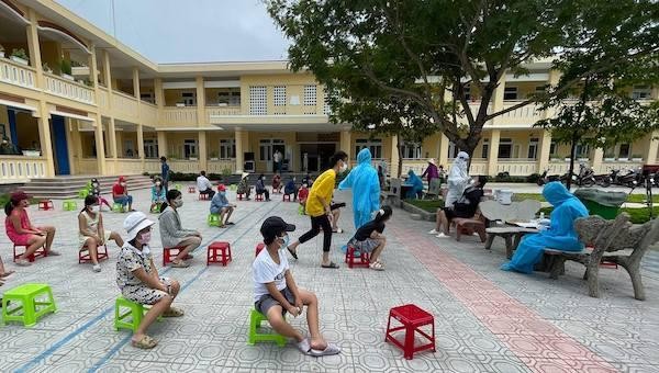 Các em học sinh trường tiểu học số 1 Hương Chữ được test nhanh