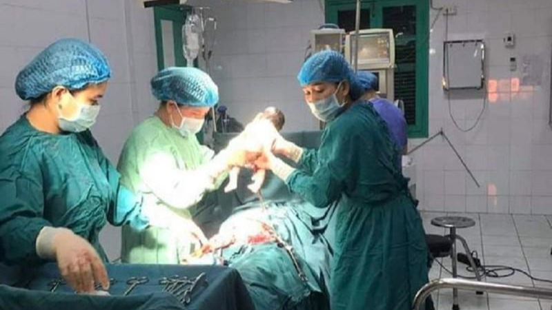  Ê kíp phẫu thuật của Trung tâm Y tế huyện Hướng Hóa mổ cấp cứu thành công cho sản phụ H.T.A.R.