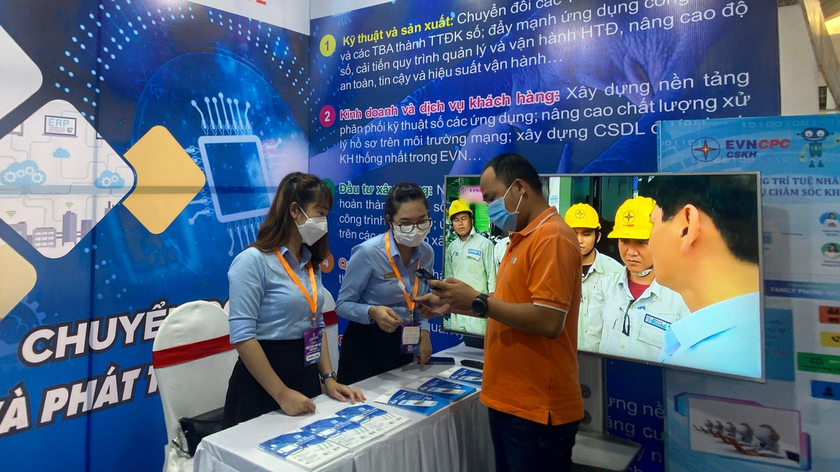 Nữ CBCNV PC Thừa Thiên Huế tận tình trong công tác giao tiếp khách hàng.